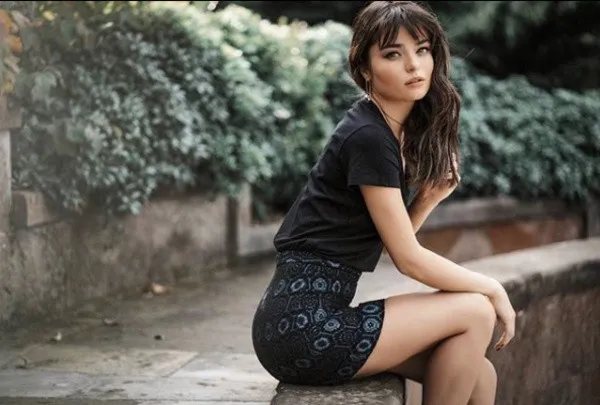 Sevişme sahnesiyle ortalığı karıştıran Ayça Ayşin Turan'ın tatil pozu olay