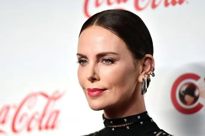 Charlize Theron cinsiyet değiştirme sürecinde olan kızının son fotoğrafını paylaştı