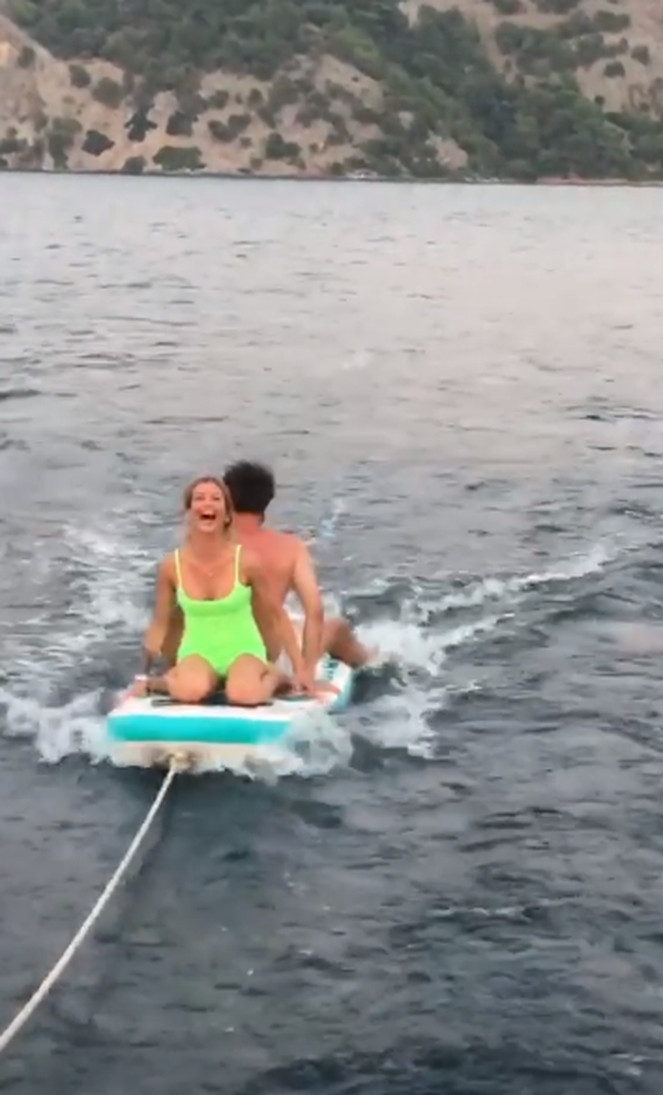 Eliz Sakuçoğlu sevgilisiyle ayak üstü sevişmeye başlayınca..
