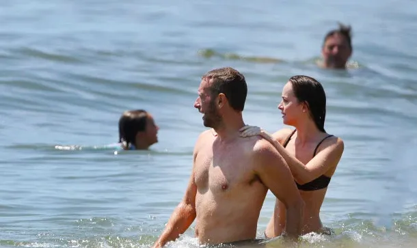 Dakota Johnson düzgün fiziğiyle gözleri üstüne çekti
