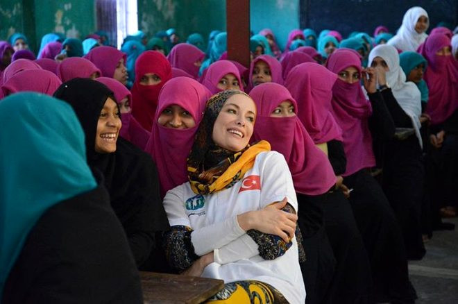 Gamze Özçelik'in kardeşini gören hayret ediyor