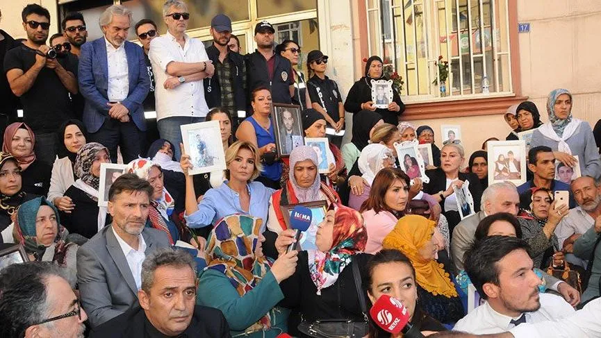 Ünlü isimlerden, ailelerin HDP önündeki eylemine destek