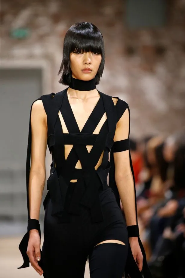 Paris Moda Haftasına transparan modeller damga vurdu