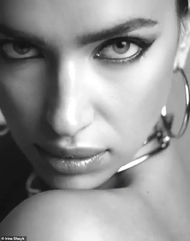 İrina Shayk Calvin Klein adlı marka için soyundu