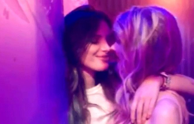 Bella Thorne, kız arkadaşıyla öpüştüğü anları paylaştı