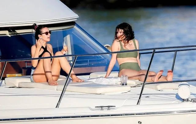Şarkıcı Selena Gomez bikiniyle yakalandı! Fazla kiloları gözlerden kaçmadı