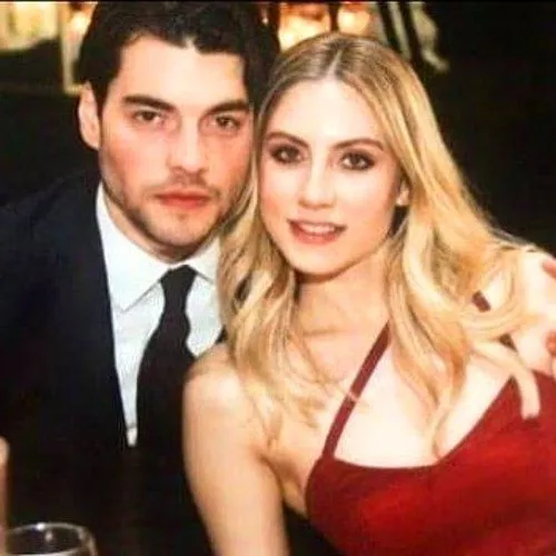Akın Akınözü sevgilisi Sandra Pestemalciyan'la uçakta aşka geldi