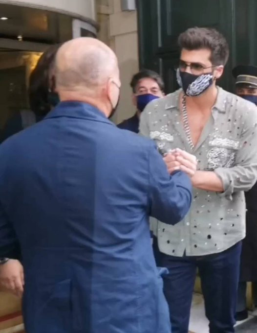 Can Yaman delik deşik gömleğiyle Ferzan Özpetek ile yemekte