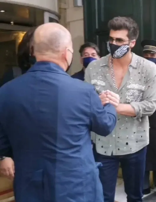 Can Yaman delik deşik gömleğiyle Ferzan Özpetek ile yemekte
