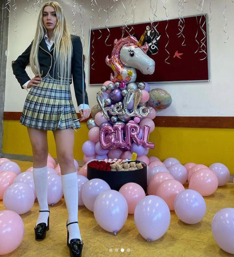 Aleyna Tilki'den olay yaratan mini etekli pozlar