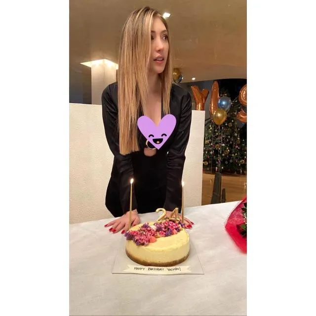 Yasmin Erbil'in göğüs dekoltesine emojili sansür