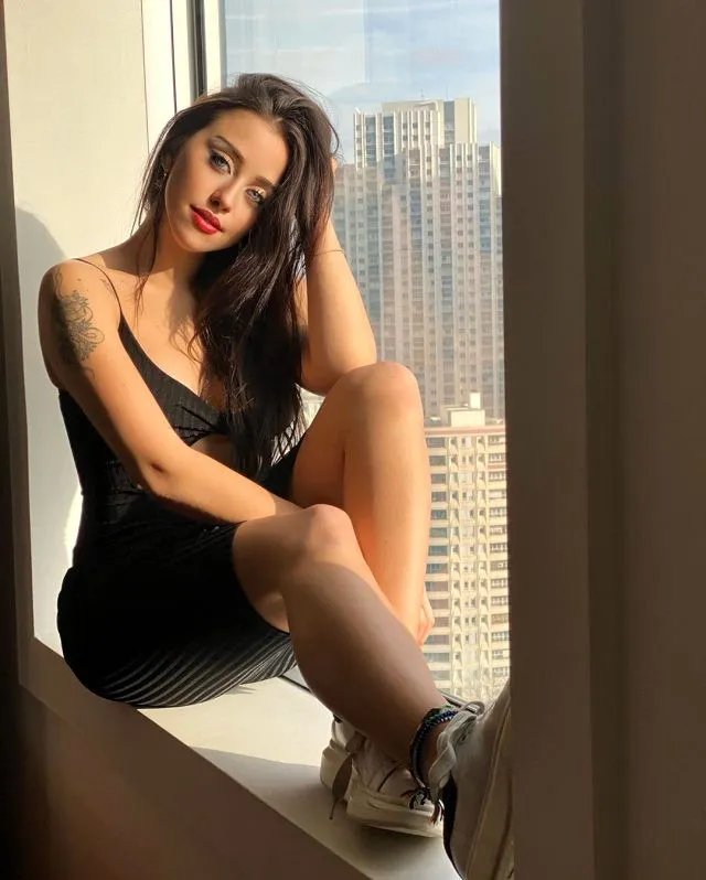 Zeynep Alkan mini elbisesiyle bacak şov yaptı