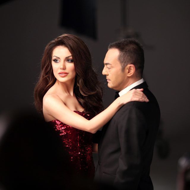 Serdar Ortaç Caroline Yılmaz'ın göbeğine kafasını dayaması olay oldu
