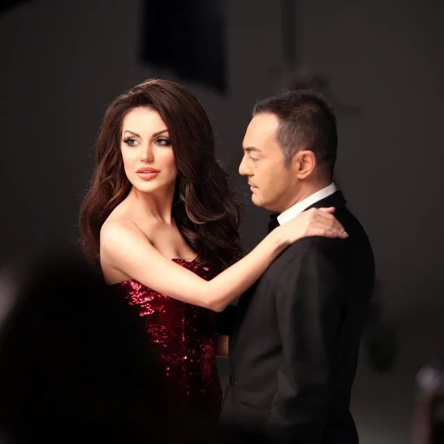 Serdar Ortaç Caroline Yılmaz'ın göbeğine kafasını dayaması olay oldu