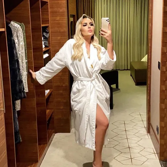 Selin Ciğerci konserinde derin yırtmaçlı elbisesiyle olay yarattı!