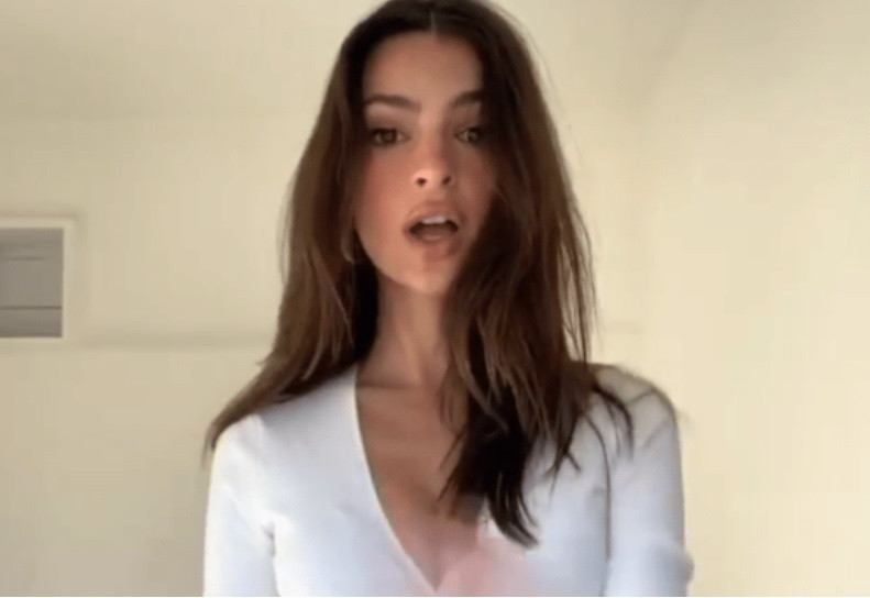 Emily Ratajkowski evinde çektiği dans videosuyla yürek hoplattı