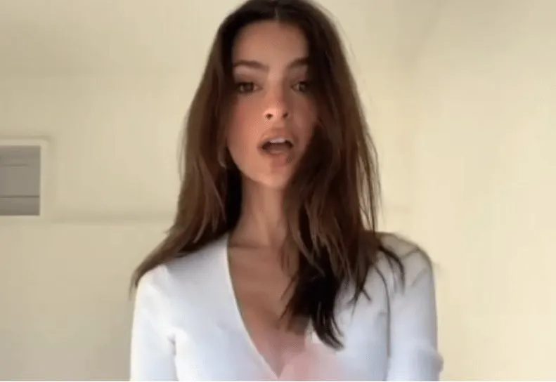 Emily Ratajkowski evinde çektiği dans videosuyla yürek hoplattı