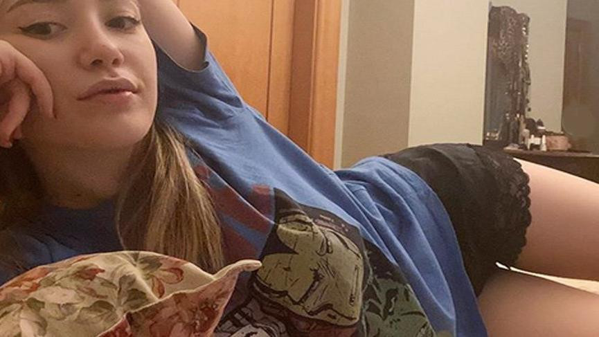 Yasmin Erbil’den bol köpüklü banyo selfieleri