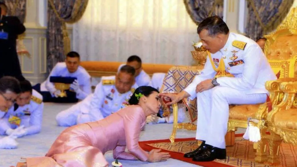 Tayland Kralı 20 cariyesiyle birlikte corona virüsten kendini izole etti