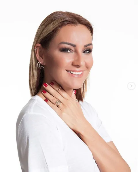 Pınar Altuğ'un bir anda etrafını sarıp telefonlara sarıldılar