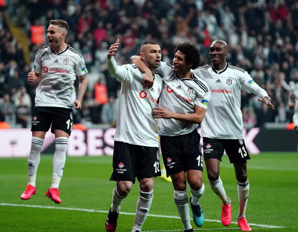 Hakem Arda Kardeşler ile çarpışan Burak Yılmaz çılgına döndü!
