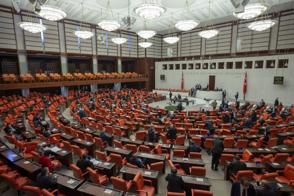 Meclis'te milletvekilleri bir günde 6 bin maske harcıyor