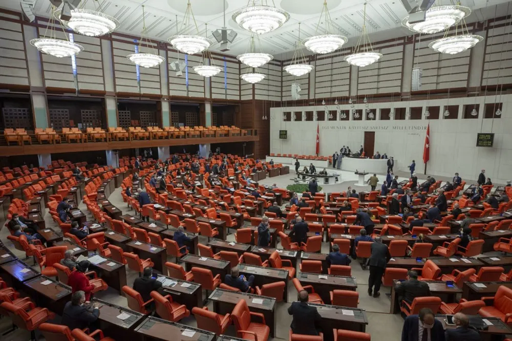 Meclis'te milletvekilleri bir günde 6 bin maske harcıyor