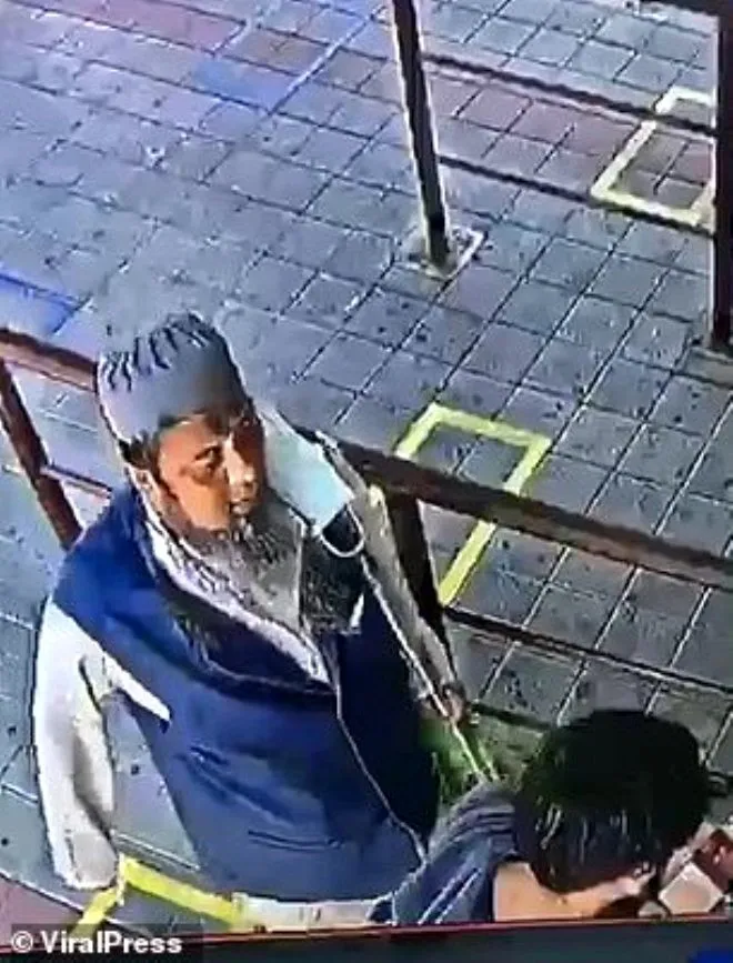 Virüsten ölen 56 yaşındaki adam, ölmeden dakikalar önce bir gence tükürdü