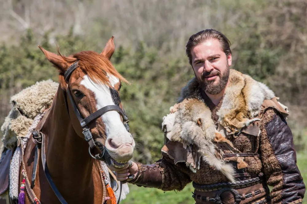 Dünyaca ünlü oyuncu, Engin Altan Düzyatan'ı Leonardo Di Caprio'ya benzetti