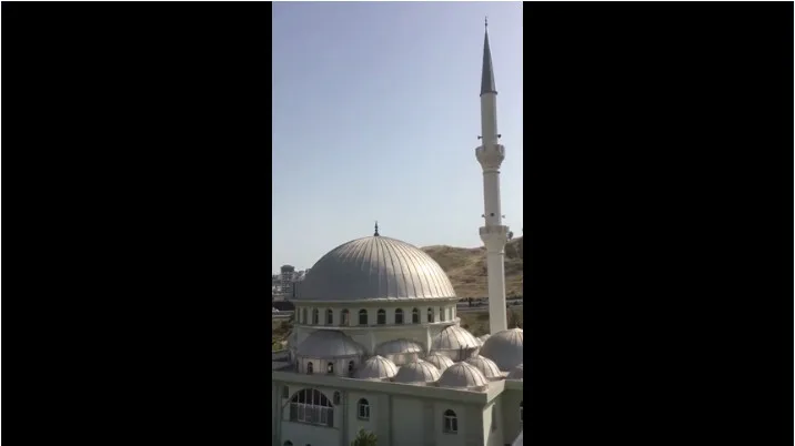 İzmir'de camilerden Çav Bella çalmasına ünlü isimler de sessiz kalmadı