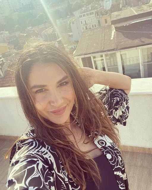 Nilay Dorsa mayosunu giyip terasa çıktı