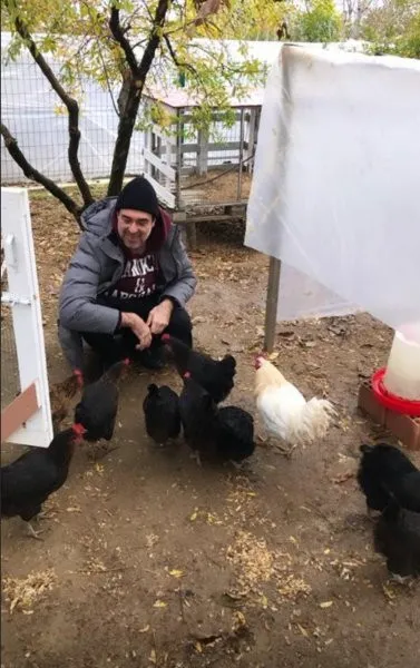 Oyuncu Burak Hakkı ve nişanlısı köy hayatına alıştı
