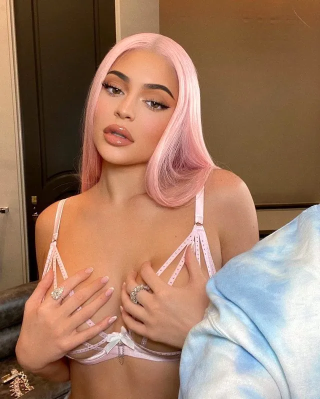 Kylie Jenner, pembe peruğu ve iç çamaşırlı pozuyla olay oldu