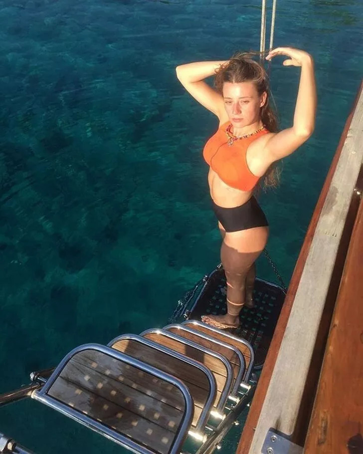 Gizem Karaca'nın bikinili paylaşımlarına beğeni yağdı