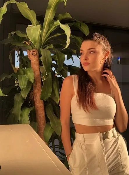 Hande Erçel leopar desenli bikini pozlarıyla mest etti