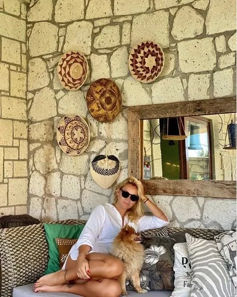 Pınar Altuğ bikinisiyle duş alırken yakalandı! Yıllara meydan okuyor