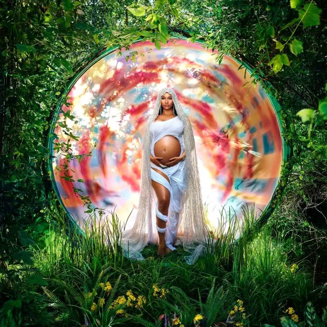 Ünlü şarkıcı Nicki Minaj hamilelik pozlarıyla olay oldu