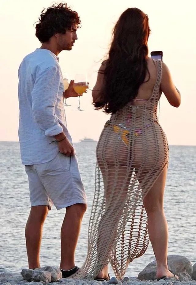 Demi Rose, cesur bikinisiyle yürek hoplattı!