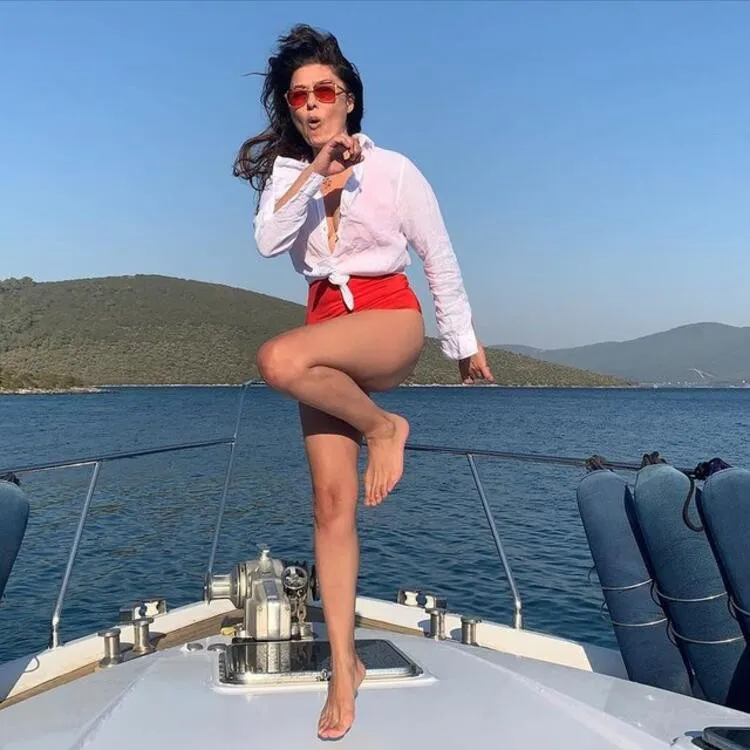 Nurgül Yeşilçay, yapımcı sevgilisi Necati Kocabay'a poz verdi!