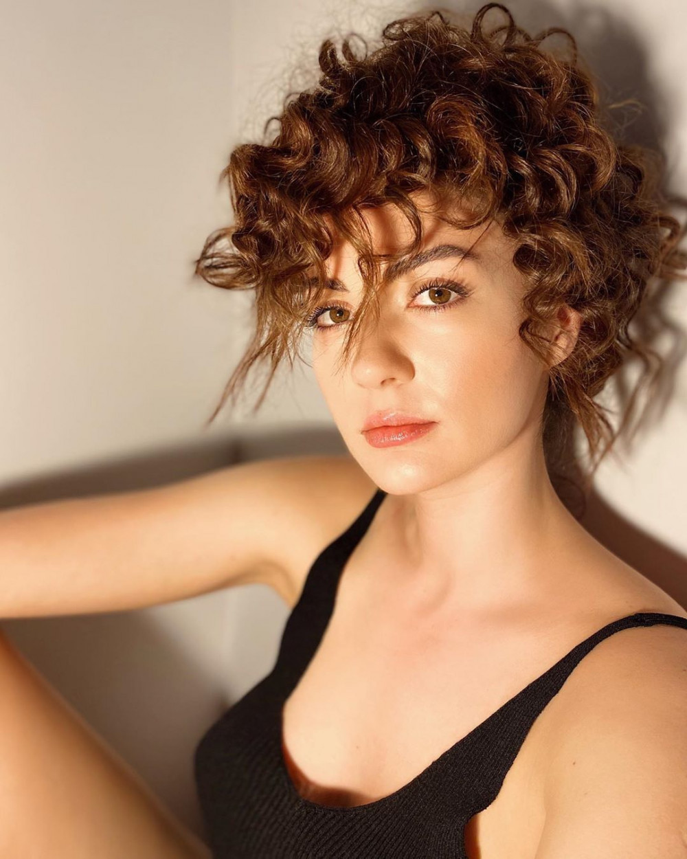 Burcu Özberk mayolu pozlarıyla mest etti minisiyle olay olmuştu