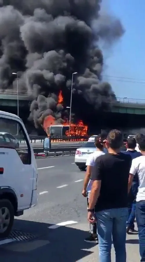 Bakırköy İncirli durağında metrobüs cayır cayır yandı!