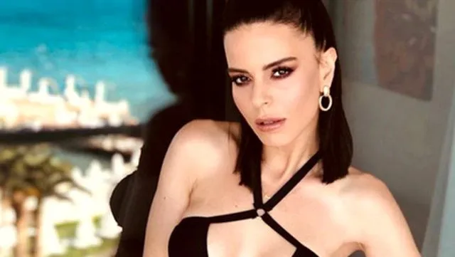 Simge Sağın'ın havuz başındaki bikinili pozlarına beğeni yağdı!