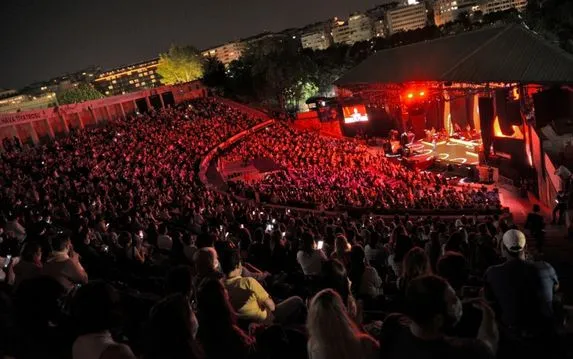Mabel Matiz konserinde sosyal mesafe hiçe sayıldı