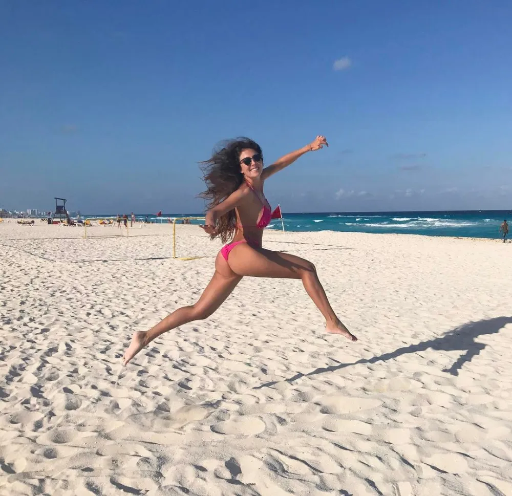 Eski Yenge Yolanthe Cabau Bikinili Cesur Pozuyla Göz Kamaştırdı