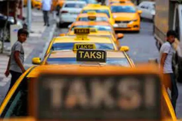 Ezgi Mola Taksilere İsyan Etti, Belediye Otobüsüne Bindi!