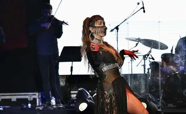 Hande Yener'in Transparan Kıyafeti Olay Oldu! İlk Yorum Demet Akalın'dan