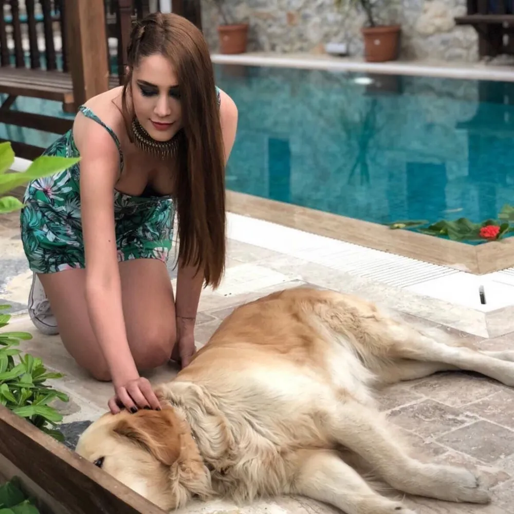 Çok Güzel Hareketler Yıldızı Zeynep Koçak'tan İddialı Pozlar