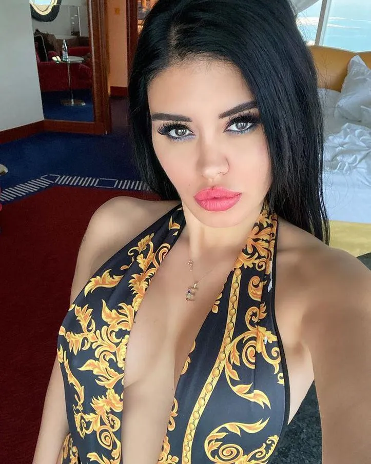 Ebru Polat Dekolteli Pozuyla Yaktı  Geçti
