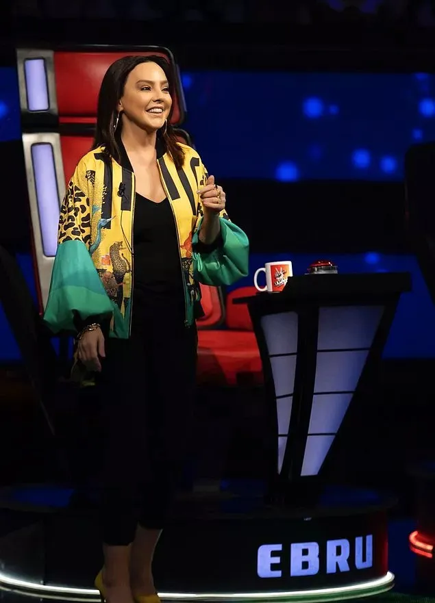 Fahriye Evcen ve Ebru Gündeş Aynı Ceketi Giydi, Hayranları Kapıştı