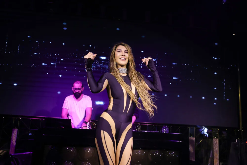 Hande Yener Geceye Yine Damga Vurdu: Tepki ile İkinci Şarkı Geliyor